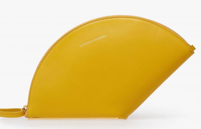 حقائب
      اليد
      هذا
      الموسم...
      تصاميم
      تجمع
      بين
      الإبداع
      والهوية