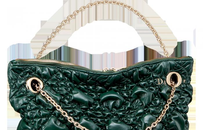 حقائب
      اليد
      هذا
      الموسم...
      تصاميم
      تجمع
      بين
      الإبداع
      والهوية