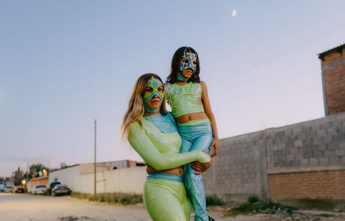 مصورة توثق الحياة السرية لنساء يقتحمن حلبات المصارعة في المكسيك