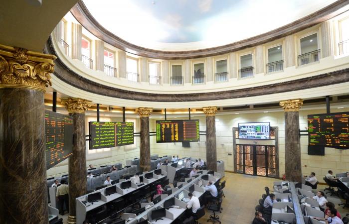 تباين أداء البورصة المصرية مع اقتراب مؤشرها الرئيسي من مستويات تاريخية