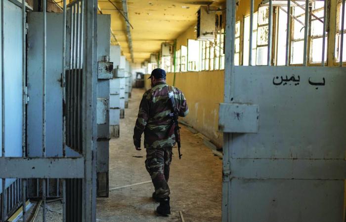 تسريب
      مقاطع
      كاميرات
      المراقبة
      في
      سجن
      صيدنايا
      يثير
      الريبة
      في
      توقيته