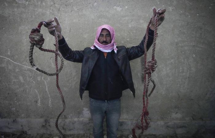 تسريب
      مقاطع
      كاميرات
      المراقبة
      في
      سجن
      صيدنايا
      يثير
      الريبة
      في
      توقيته