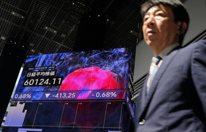 الأسهم
      العالمية
      في
      «منطقة
      انتظار»...
      والين
      يتماسك
      أمام
      جمود
      مفاوضات
      «هرمز»