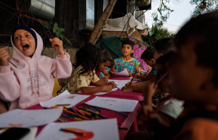 اليأس
      يحكم
      قبضته
      على
      أسرة
      لبنانية
      نازحة
      وسط
      استمرار
      التوترات