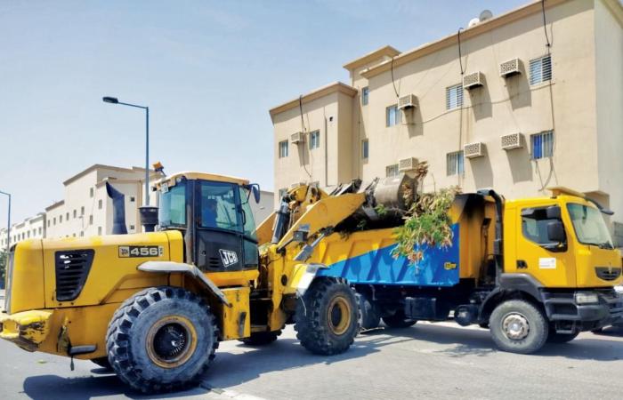 البلدية تزيل المخلفات خلف الأسواق بشارع آل شافي
