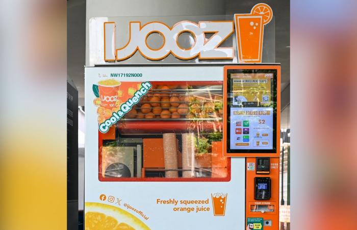 مراهق يواجه عقوبة السجن بسبب لعق قشة شرب في سنغافورة