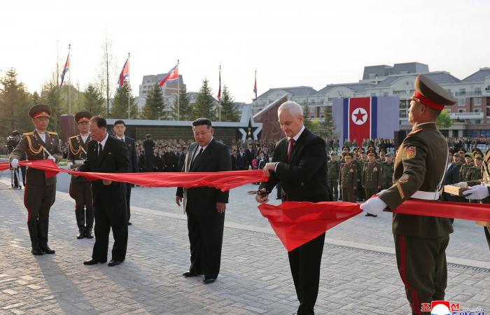 لتفادي
      الأسر...
      كيم
      جونغ
      أون
      يكشف
      عن
      لجوء
      مقاتليه
      للانتحار
      في
      أوكرانيا