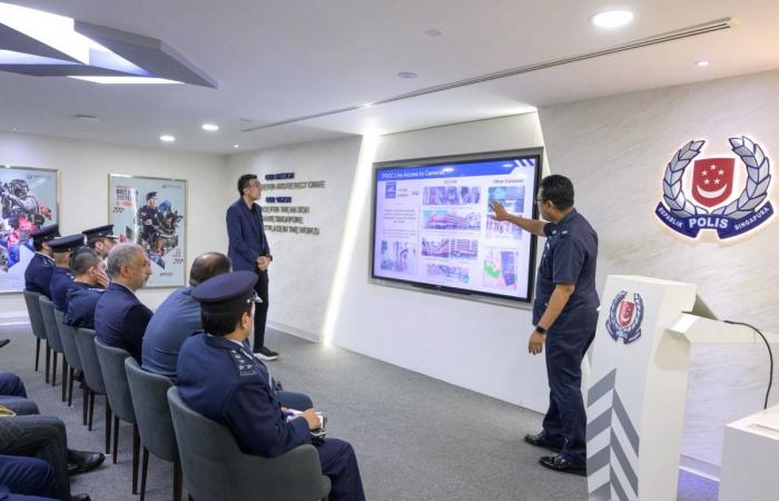 وزير الدولة للشؤون الداخلية يزور مركز القيادة العملياتية للشرطة في سنغافورة