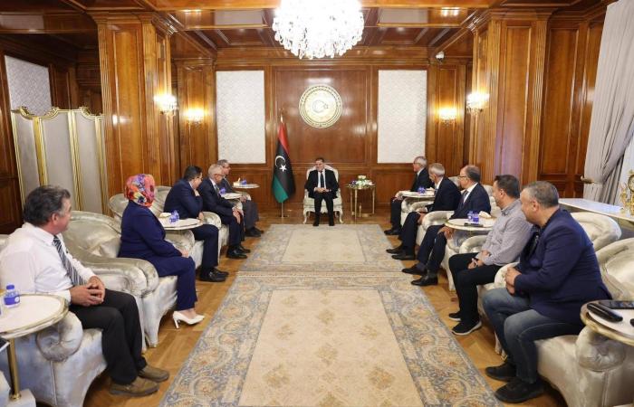 ليبيا:
      «يمين
      الوزراء»
      يفجر
      خلافات
      الصلاحيات
      بين
      الدبيبة
      والمنفي