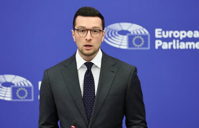 كيف
      سينفق
      جوردان
      بارديلا
      على
      الأميرة
      ماريا
      كارولينا؟