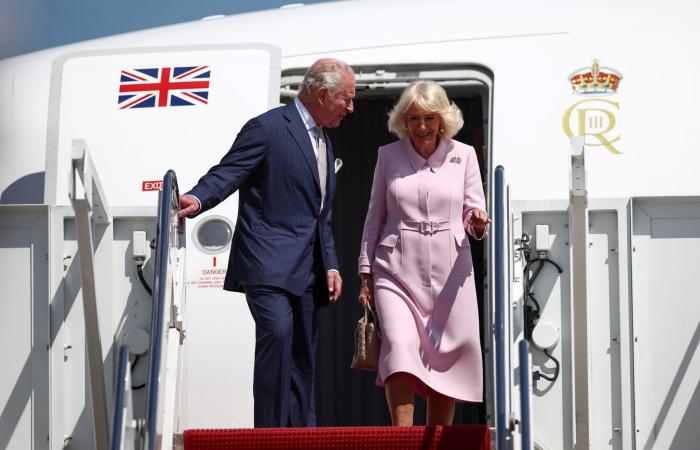 هل خرقت ميلانيا ترامب بروتوكول الإطلالات الملكية أمام الملكة كاميلا في البيت الأبيض؟