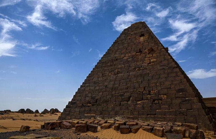 أهرامات
      مروي
      تقاوم
      الخراب
      وتحرس
      ذاكرة
      السودان