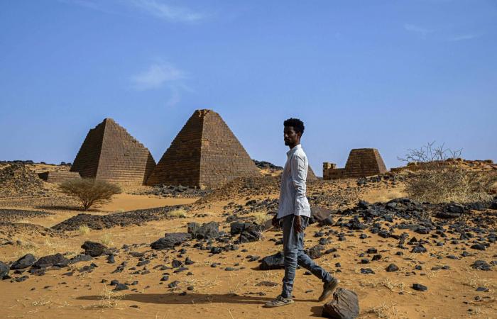 أهرامات
      مروي
      تقاوم
      الخراب
      وتحرس
      ذاكرة
      السودان