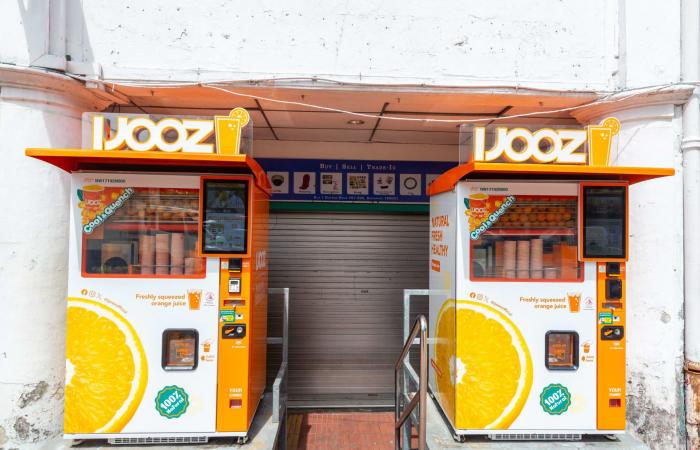 هذا ما حصل لمراهق فرنسي لعق قشة شرب من آلة لبيع المشروبات في سنغافورة