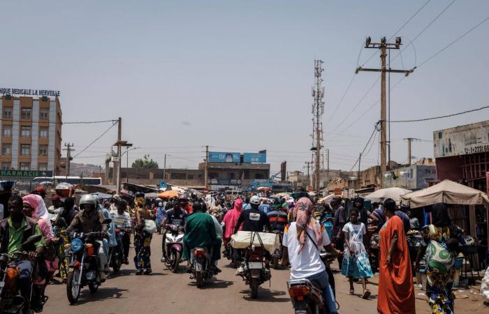 تطورات
      الأوضاع
      في
      مالي
      تثير
      قلق
      فرنسا…
      طلبت
      من
      مواطنيها
      مغادرة
      البلد
      الأفريقي
      المضطرب