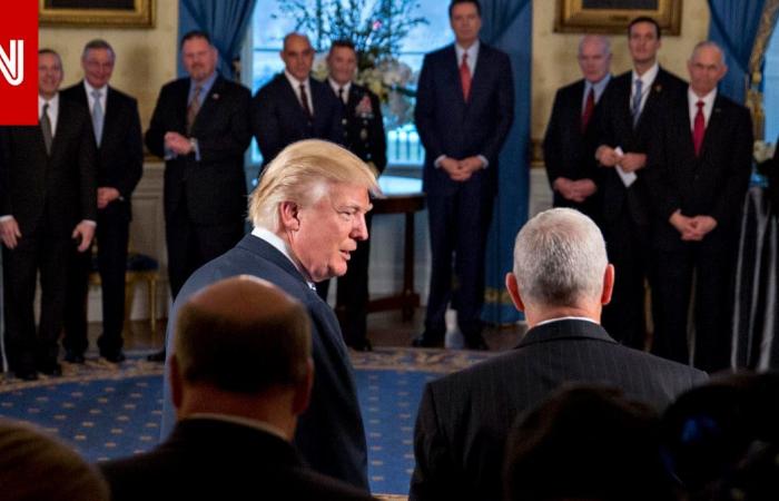 متابعة: مصادر لـCNN: الرقم "8647" ومزاعم حول معناه يؤدي لاتهام رئيس FBI السابق بتهديد ترامب