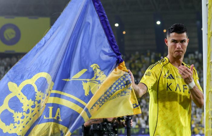 "لدي 5 تشامبيونزليغ".. تداول لقطة تظهر إشارة وجهها رونالدو لجماهير أهلي جدة