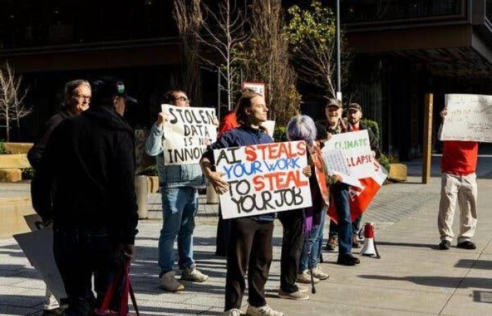 «ميتا»
      توقع
      اتفاقية
      مع
      «أمازون
      ويب
      سيرفيسز»
      لتشغيل
      الذكاء
      الاصطناعي
      الوكيل
      عبر
      عشرات
      الملايين
      من
      المعالجات
      فائقة
      الأداء