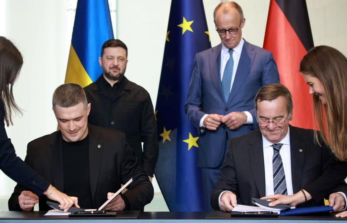 اعتقال
      جاسوس
      روسي
      في
      برلين...
      وموسكو
      تستدعي
      السفير
      الألماني