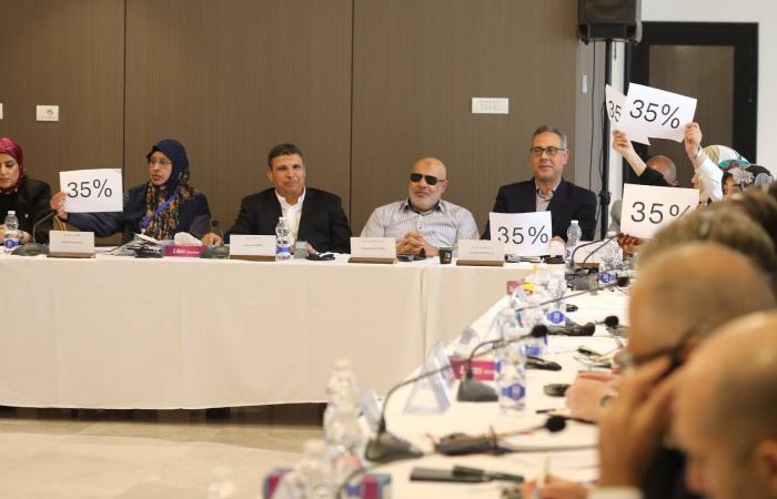 «حوار
      مهيكل»
      و«مجموعة
      مصغرة»...
      هل
      تكسر
      المساعي
      الأممية
      جمود
      الأزمة
      الليبية؟