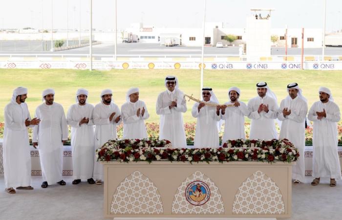 سمو الأمير يتوج الفائزين في ختام مهرجان الهجن العربية الأصيلة على سيف سموه