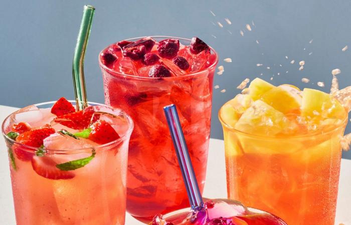 من قوائم "ستاربكس" إلى "ماكدونالدز".. ما سر هيمنة هذه المشروبات الزاهية؟