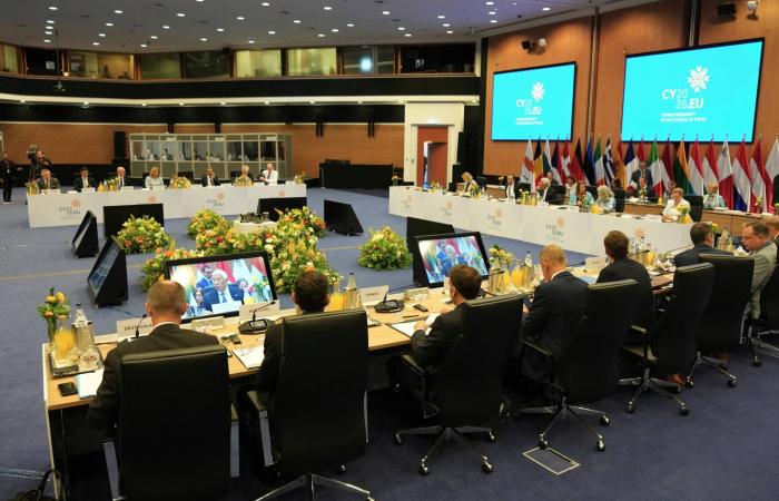 ستارمر
      يتهم
      إيران
      بمحاولة
      إلحاق
      الأذى
      باليهود
      البريطانيين