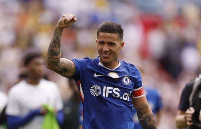 برشلونة
      يدرس
      بيع
      بعض
      لاعبيه
      تطبيقاً
      لقاعدة
      «التعادل»