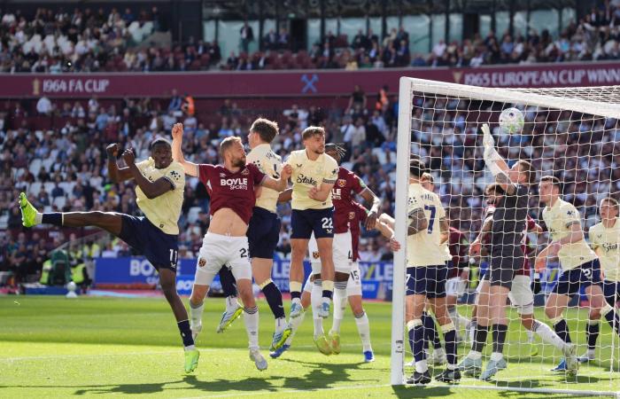 برشلونة
      يدرس
      بيع
      بعض
      لاعبيه
      تطبيقاً
      لقاعدة
      «التعادل»