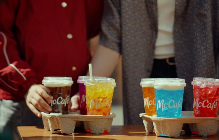 من قوائم "ستاربكس" إلى "ماكدونالدز".. ما سر هيمنة هذه المشروبات الزاهية؟