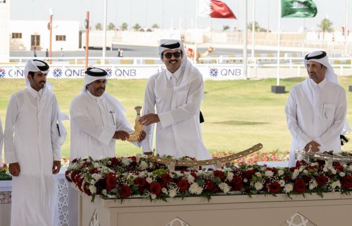 سمو الأمير يتوج الفائزين في ختام مهرجان الهجن العربية الأصيلة على سيف سموه