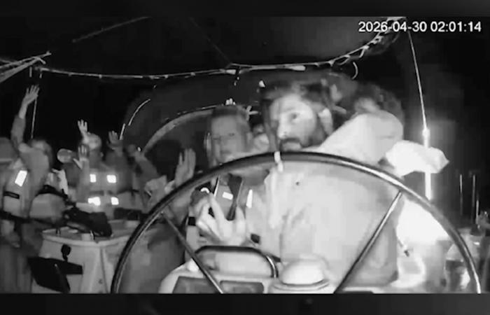 الجيش الإسرائيلي يعترض أسطول مساعدات متجه إلى غزة.. ويصعد على متن إحدى سفنه