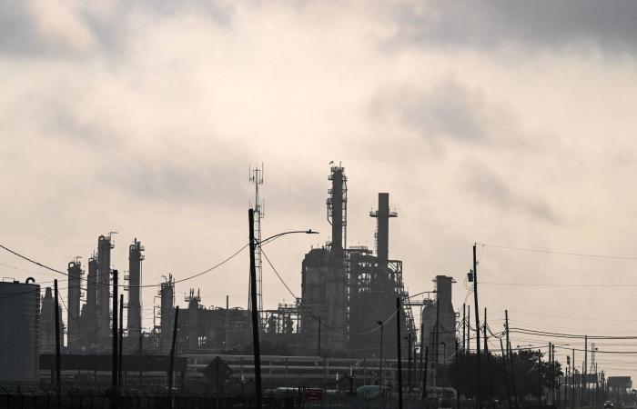 النفط
      يتخطى
      126
      دولاراً
      وسط
      مخاوف
      التصعيد
      في
      إيران