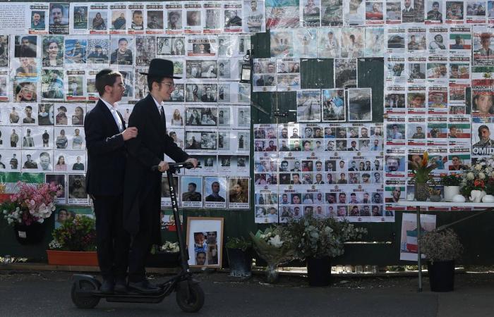 بريطانيا
      تتعهد
      بتخصيص
      25
      مليون
      جنيه
      إضافية
      لتعزيز
      أمن
      اليهود
      بعد
      حادثة
      الطعن
      في
      لندن