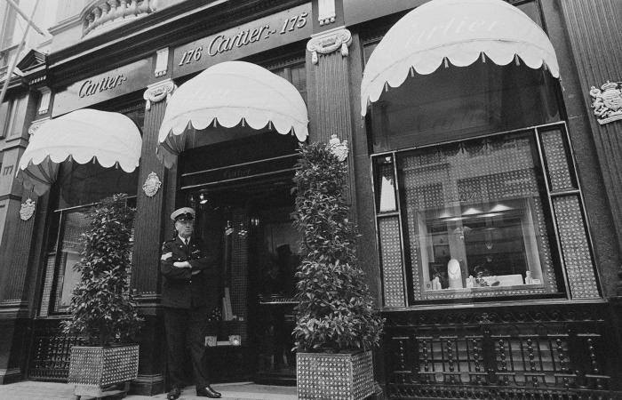 لماذا أصبحت هذه الساعة "غير المألوفة" المفضّلة لدى المشاهير؟