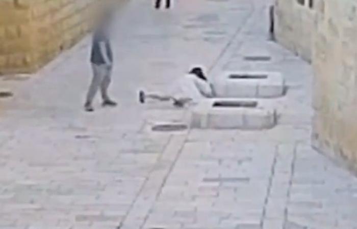 بالفيديو| مستوطن إسرائيلي يعتدي على راهبة بالقدس.. وفرنسا غاضبة 