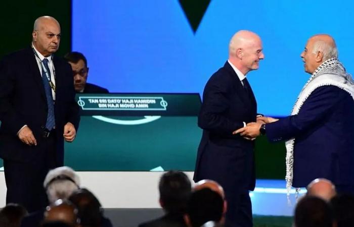 بالفيديو.. رئيس الاتحاد الفلسطيني يرفض مصافحة مسؤول اسرائيلي رغم إلحاح  إنفانتينو