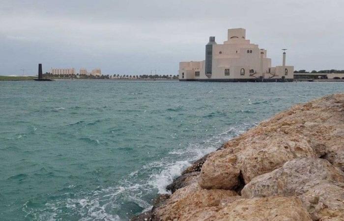 طقس حار نسبيا على الساحل مع سحب متفرقة في عرض البحر