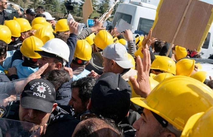 تركيا:
      مصادمات
      عنيفة
      واعتقال
      المئات
      في
      يوم
      العمال
      العالمي