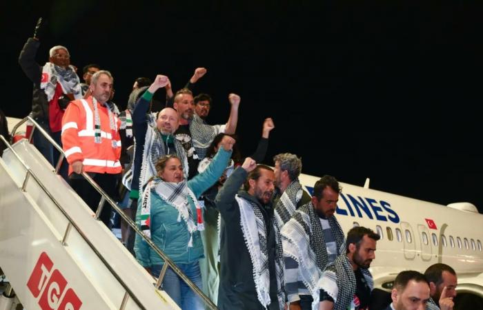 وصول 59 ناشطا من أسطول الصمود إلى إسطنبول بعد تعرضهم لإعتداء إسرائيلي في المياه الدولية