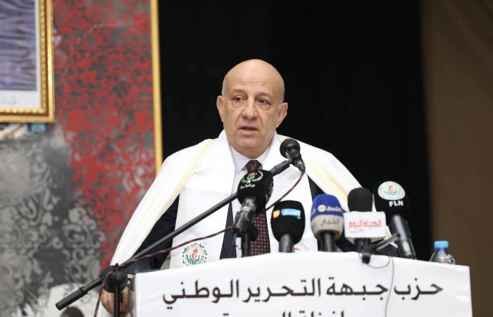 «زلزال»
      سياسي
      بالجزائر
      بعد
      فضح
      «فبركة»
      مرشحين
      للانتخابات