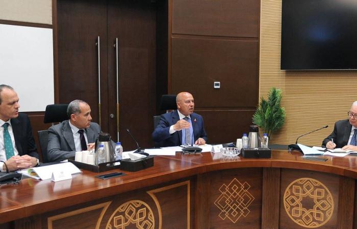 مصر
      لتسريع
      الربط
      بين
      البحرين
      الأحمر
      والمتوسط
      عبر
      «القطار
      الكهربائي»