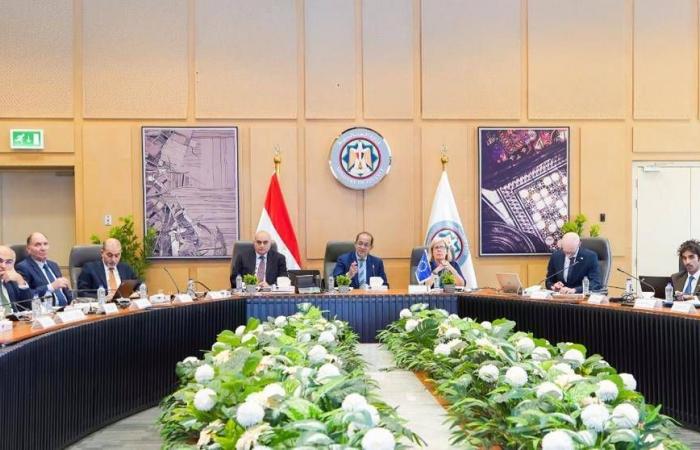 مصر
      لتأمين
      احتياجاتها
      من
      السلع
      الاستراتيجية
      في
      ظل
      اضطرابات
      المنطقة