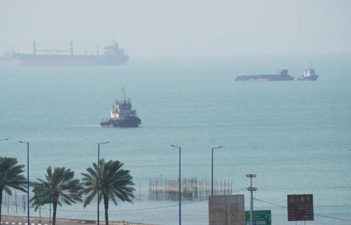 الجيش الأمريكي يرد على مزاعم إيران باستهداف سفينة حربية أمريكية قرب مضيق هرمز