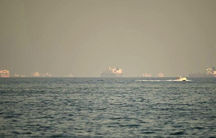 شركة شحن فرنسية تُعلن إصابة عدد من أفراد طاقم سفينة لها تعرضت لهجوم في مضيق هرمز