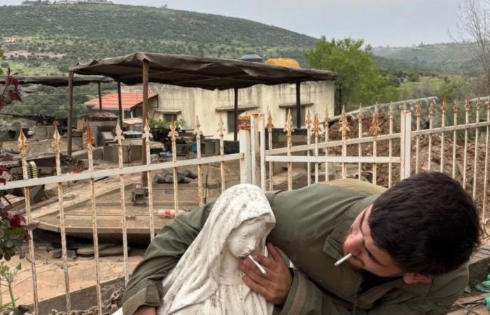 صورة تُظهر جنديًا إسرائيليًا يُدنس تمثالًا للسيدة مريم في لبنان