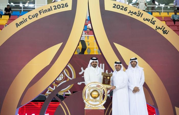 رئيس اللجنة الأولمبية القطرية يتوج فريق العربي بلقب كأس الأمير لكرة السلة