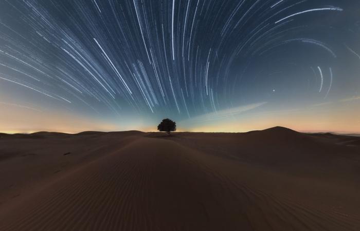 كأنها لوحات مرسومة باليد..صور ترصد مسارات النجوم في قلب صحراء الإمارات