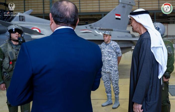 محمد بن زايد والسيسي يزوران "مفرزة المقاتلات المصرية المتمركزة في الإمارات"