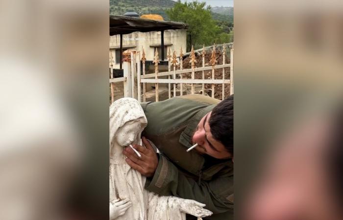 باستخدام "سيجارة".. جندي إسرائيلي يدنس تمثالاً للعذراء في لبنان
